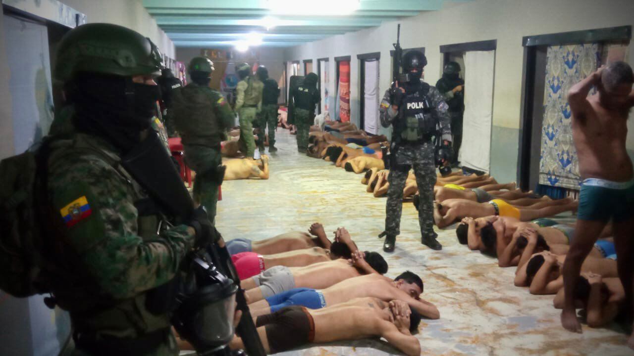 800 militares y policías intervinieron la Penitenciaría de Guayaquil con el objetivo de desarmar a las organizaciones delictivas