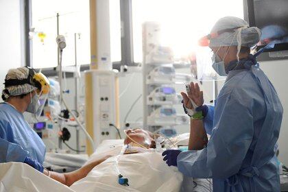 Una trabajadora de salud examina a un paciente de COVID-19 en una unidad de cuidados intensivos del hospital Papa Giovanni XXIII en Bergamo, Italia (Reuters)