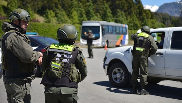 Los controles comienzan en el aeropuerto y se multiplican hasta el hotel Llao Llao