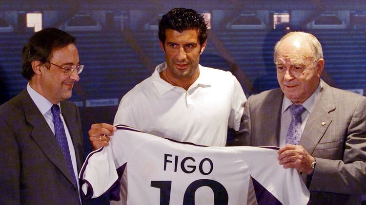Figo llegó del Barcelona para incorporarse al Real Madrid de los 