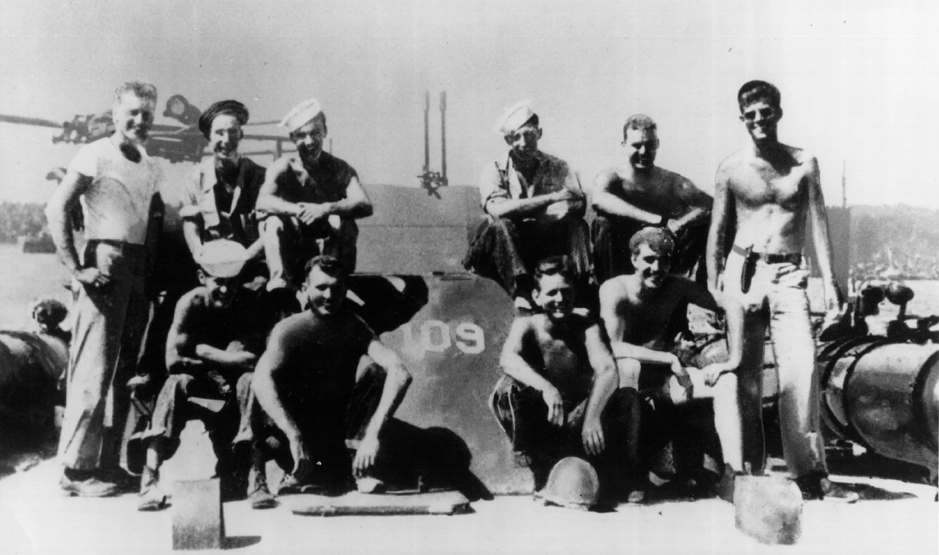 El teniente Kennedy (de pie, con lentes de sol) en la segunda guerra mundial, cuando comandó la lancha torpedera PT-109 en el Pacífico. En 1943 fue partida al medio por un destructor japonés y el futuro presidente usó sus habilidades de natación para poner a salvo a su tripulación