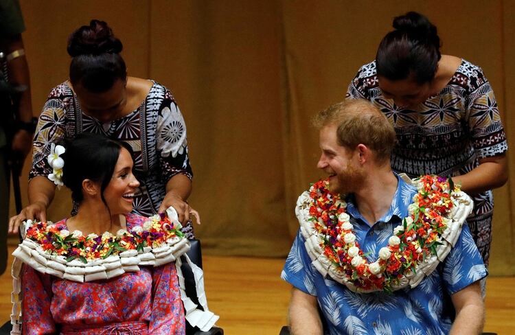 Los duques de Sussex durante su visita oficial a Suva, Fiji, en octubre de 2018 (REUTERS)
