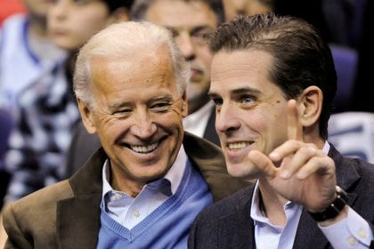 El vicepresidente estadounidense Joe Biden y su hijo Hunter Biden asisten a un juego de baloncesto de la NCAA entre la Universidad de Georgetown y la Universidad de Duke en Washington.  REUTERS/Jonathan Ernst/File Photo