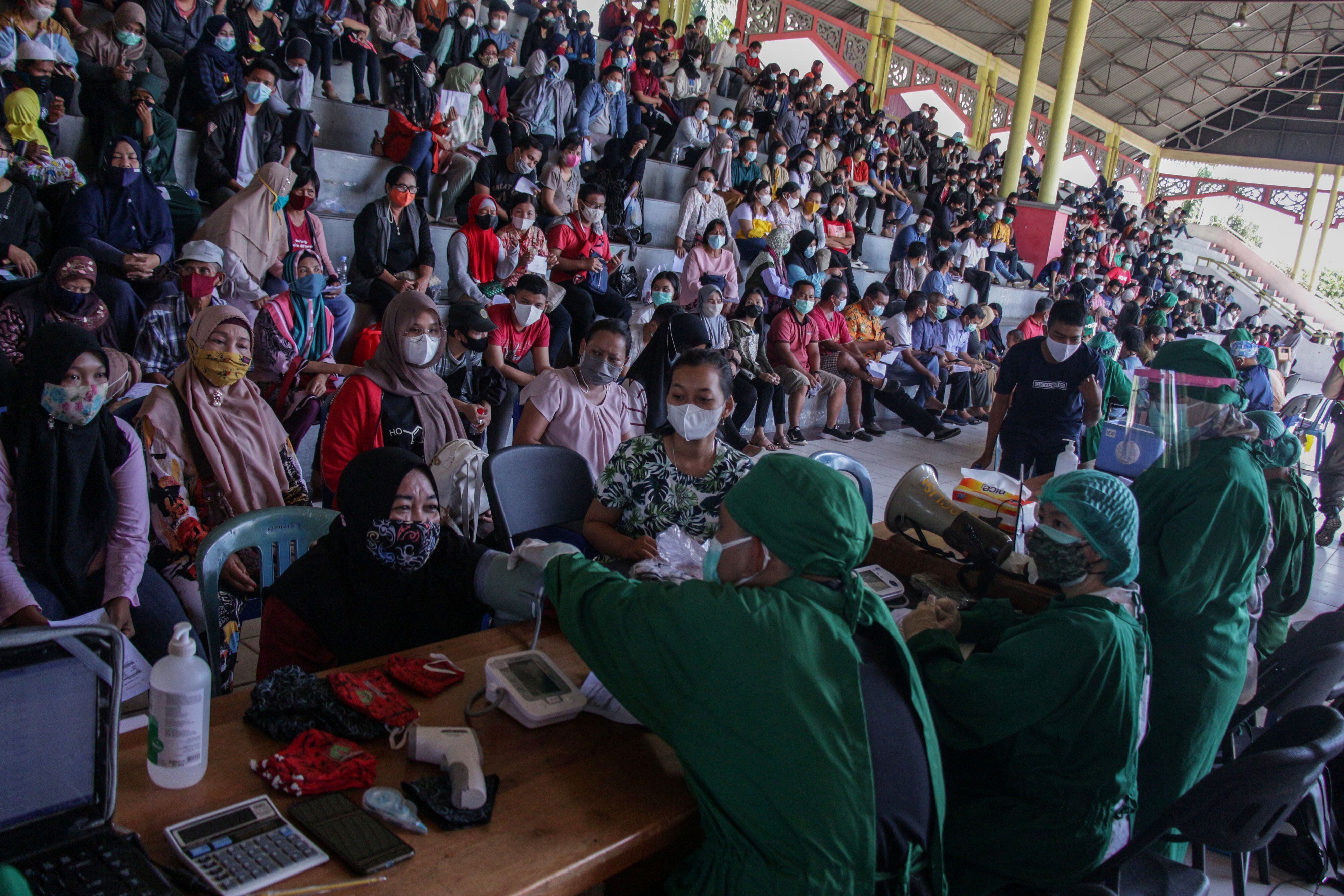 Indonesia pretende tener vacunados a más de 180 millones de sus 270 millones de habitantes para principios del 2022, pero hasta ahora sólo se ha inoculado a un 5% de la población (Foto: REUTERS)