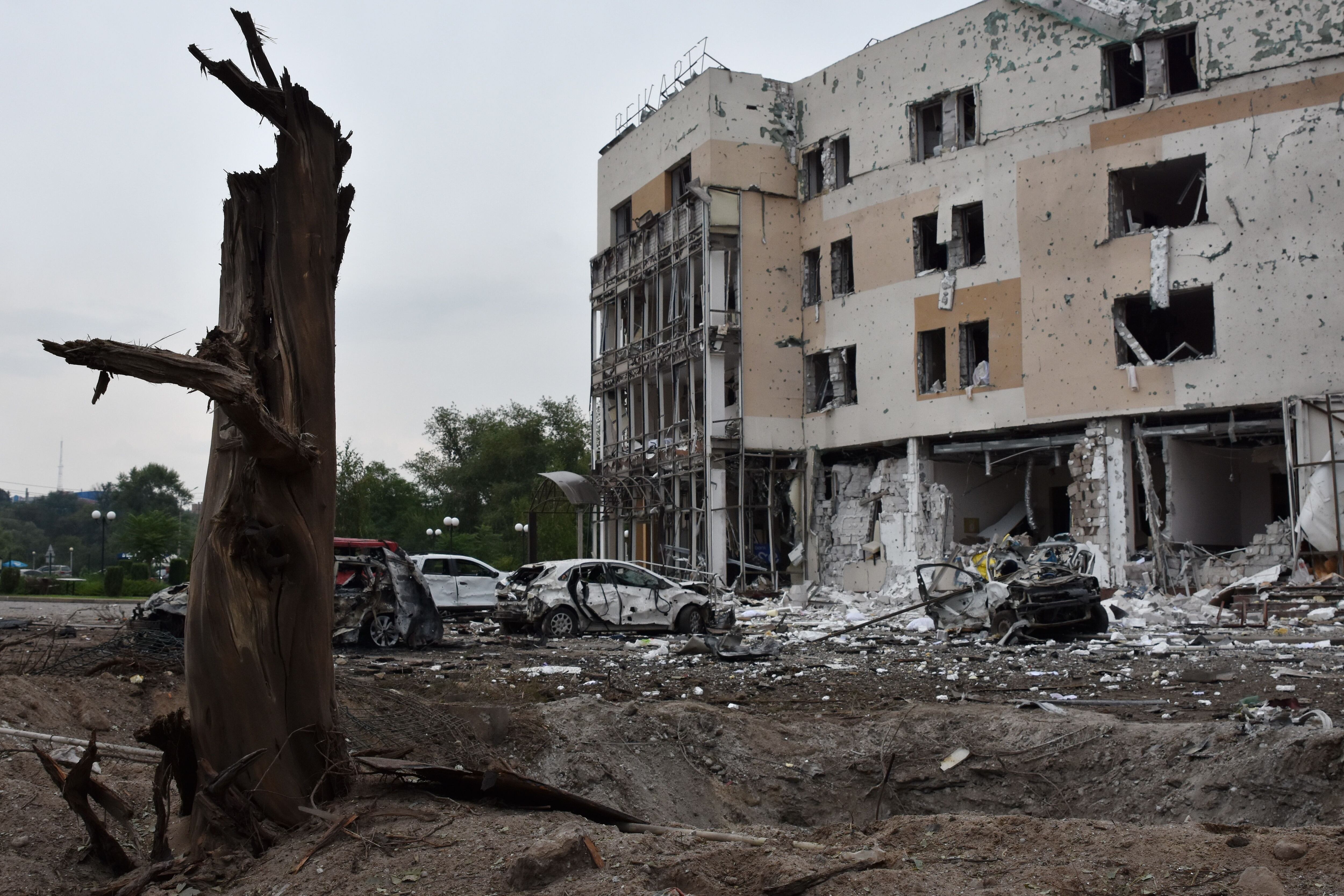 Un cráter tras el ataque con misiles al hotel 'Reikartz' en Zaporizhia   (Europa Press/Andriy Andriyenko)
