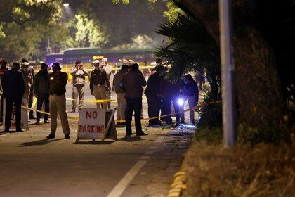 Agentes de policía examinan el lugar de una explosión cerca de la Embajada de Israel en Nueva Delhi, India, 29 de enero de 2021 (REUTERS/Danish Siddiqui)