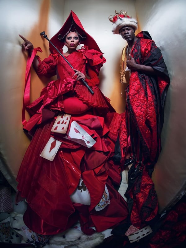 El actor y cantautor RuPaul como una Reina de Corazones clásica. A la derecha, el actor Djimon Hounsou, el Rey de Corazones de la versión Walker para Pirelli (Gentileza Pirelli)