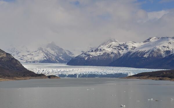 El glaciar Perito Moreno es una formación natural de impactante belleza; con sus32 kilómetros de extensión cinco de anchura y más de 70 metros de altitud forma parte del selecto grupo de los quince glaciares más espectaculares del planeta (Foto Parques Nacionales)