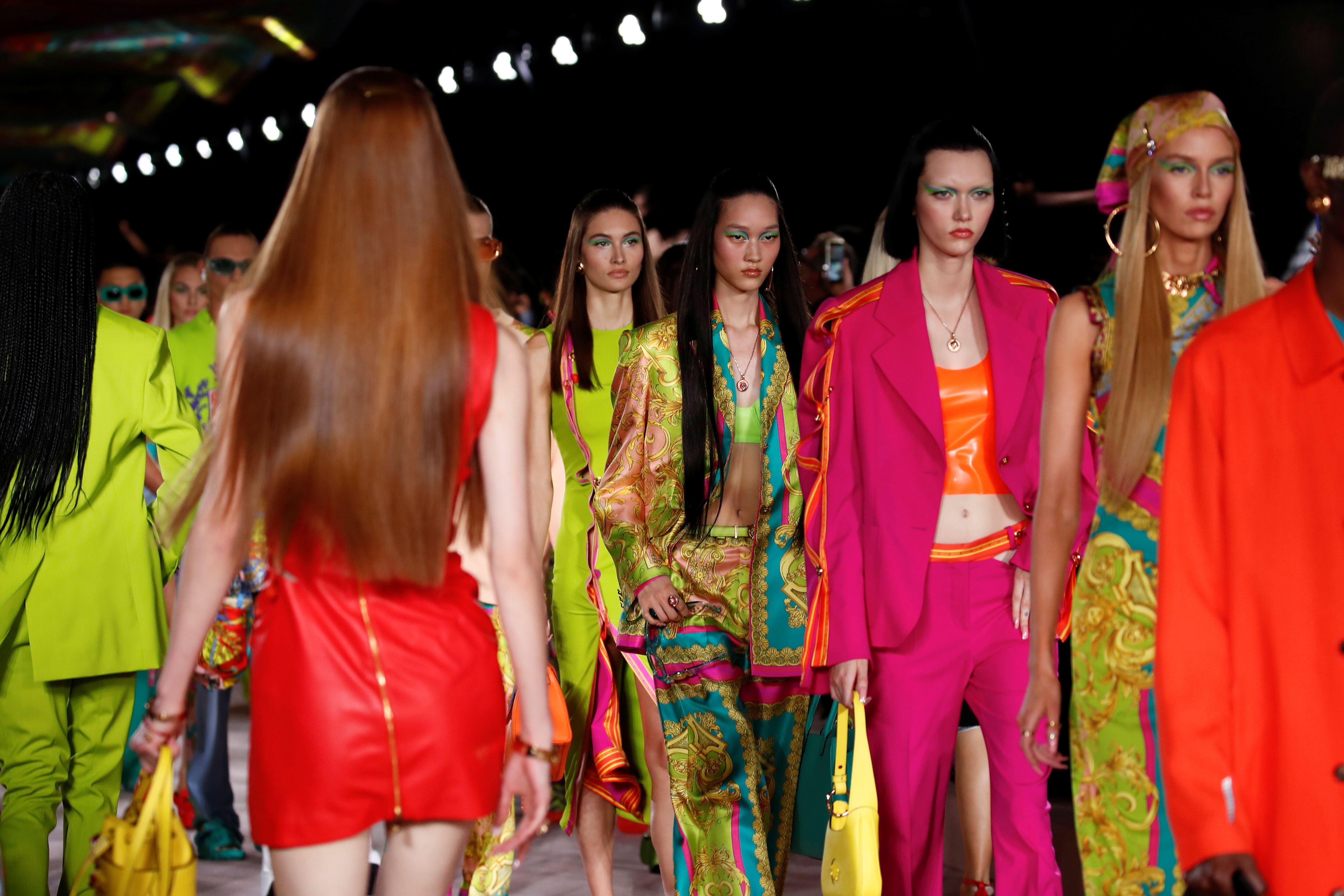Versace presentó vestidos de látex y minifaldas brillantes en colores neón