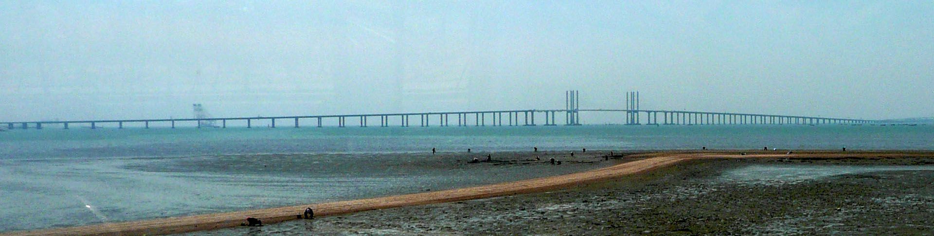 Inaugurado en 2011, el Puente de la Bahía de Qingdao agiliza el tránsito entre Qingdao y Huangdao, impulsando el desarrollo regional.