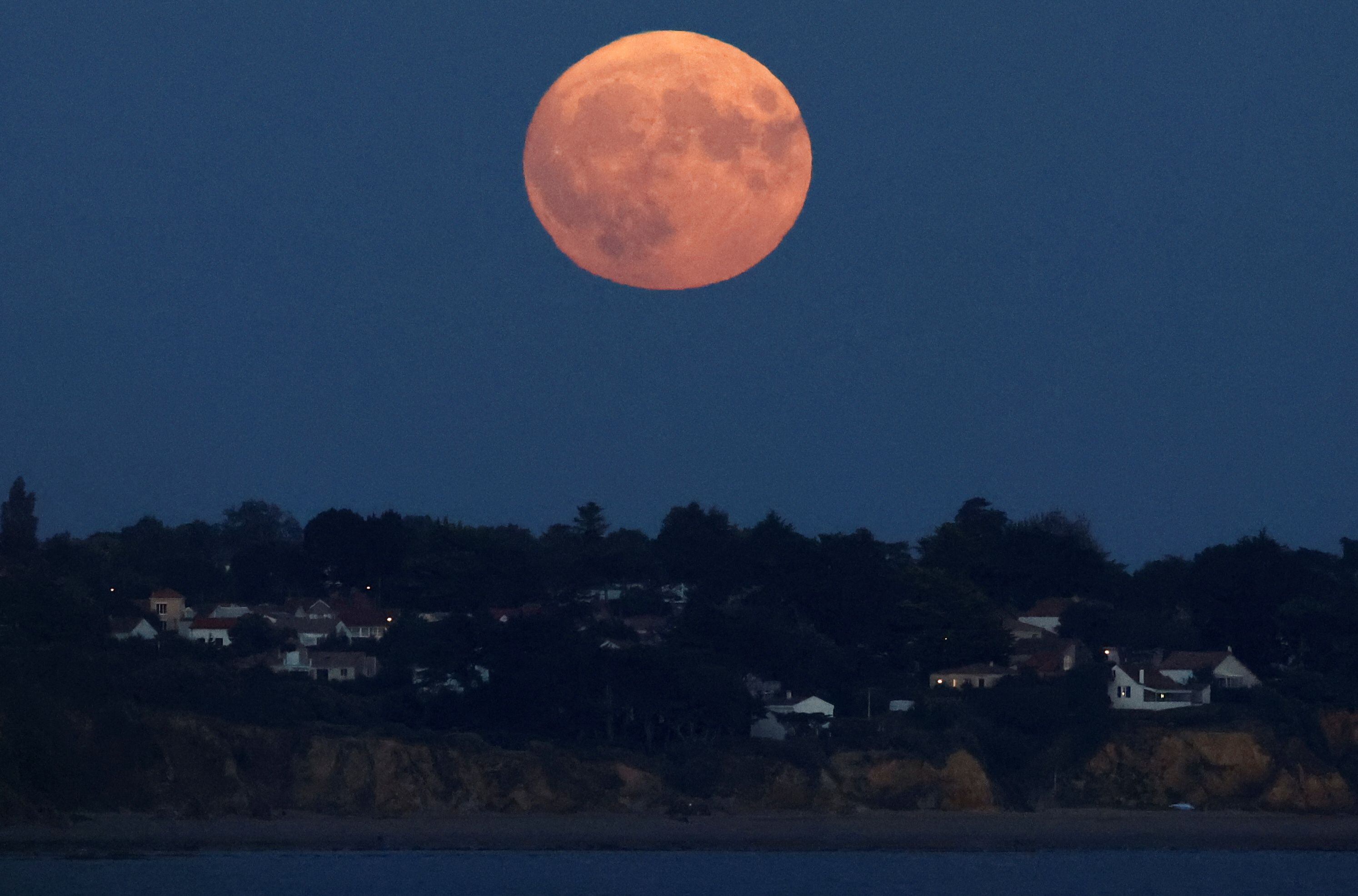 Superluna sobre el río Pornic, en Francia (REUTERS/Stephane Mahe)