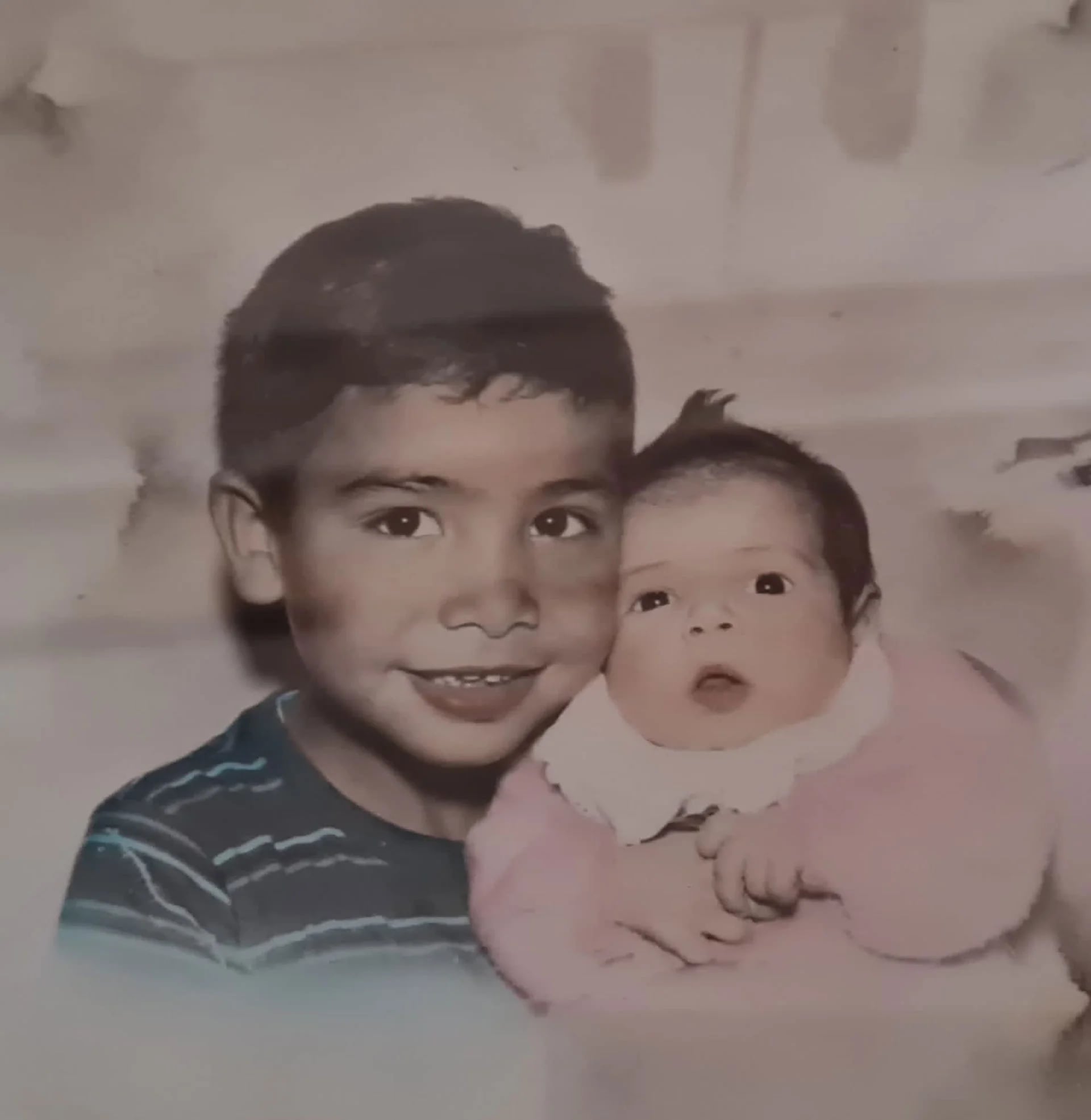 Jorge con su hermana recién nacida (Crédito: Gentileza Claudia López)