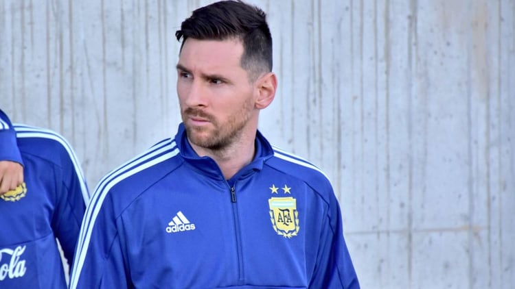 Messi no terminó el entrenamiento debido a una sobrecarga en el pubis (Foto: @Argentina)