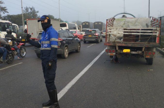 Trancones en la autopista Norte de Bogotá por choque entre un camión y un automóvil-Colombia