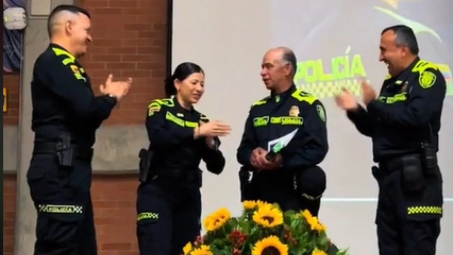 Un uniformado de la Policía, quien lleva 43 años de servicio, fue condecorado en Bogotá - crédito @metropolitanabogota/TikTok