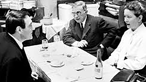 Simone De Beauvoir y Claude Lanzmann junto con Jean-Paul Sartre