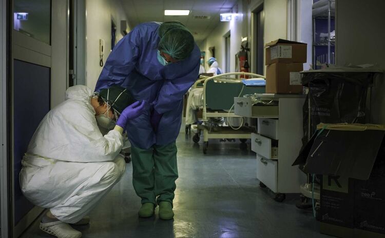 Una enfermera intentado consolar a una compañera en el hospital de Cremona, en el norte de Italia. (AFP/Paolo Miranda)
