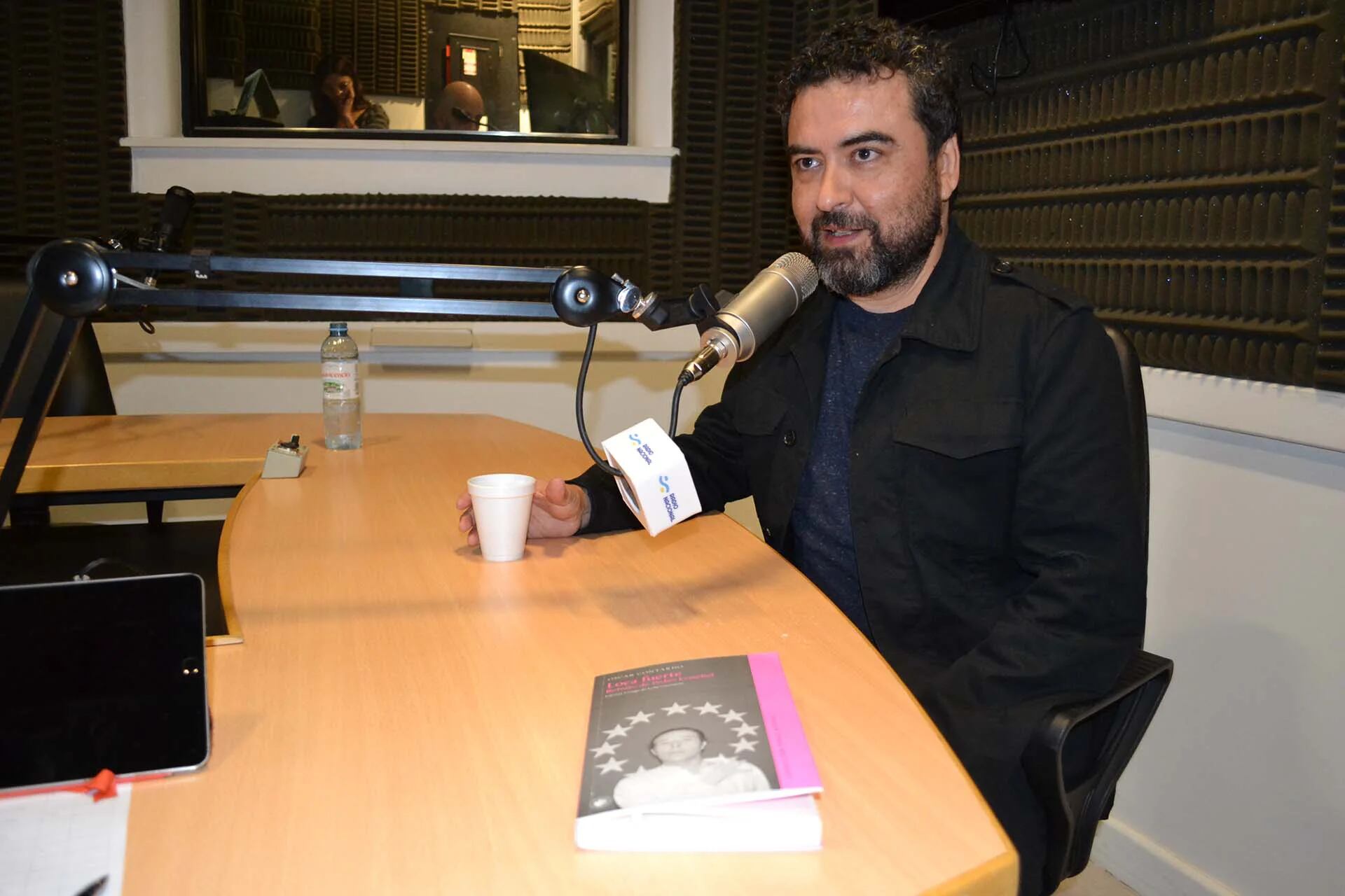 El periodista y escritor chileno Óscar Contardo en un estudio de Radio Nacional, durante la entrevista.