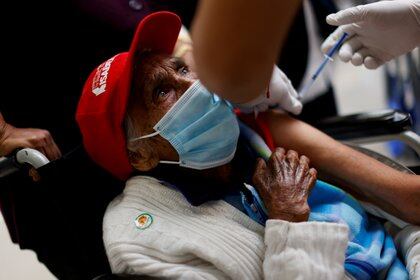 Este lunes comenzó la vacunación contra COVID-19 de adultos mayores en Ecatepec, Estado de México (Foto: Reuters / Carlos Jasso)