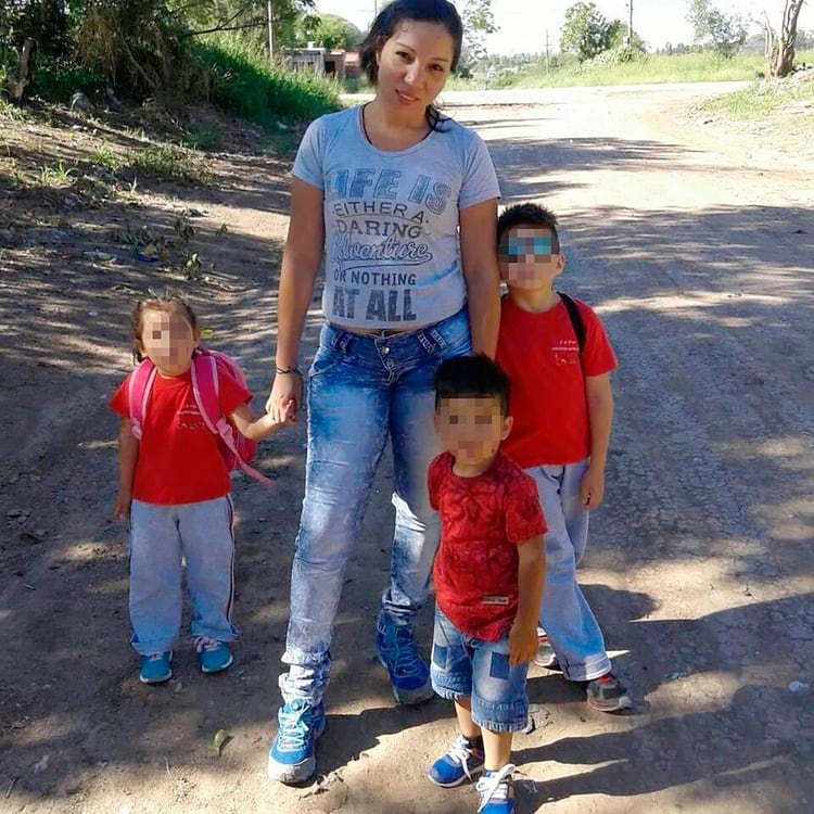 Lescano con sus tres hijos. La mujer gozaba de prisión domiciliaria hasta que salió de su casa con la tobillera. Desde entonces comparte la prisión con Nahir Galarza