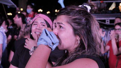 Muchas jóvenes rompieron en llanto cuando se informó el resultado de la votación. Foto: Roberto Almeida.