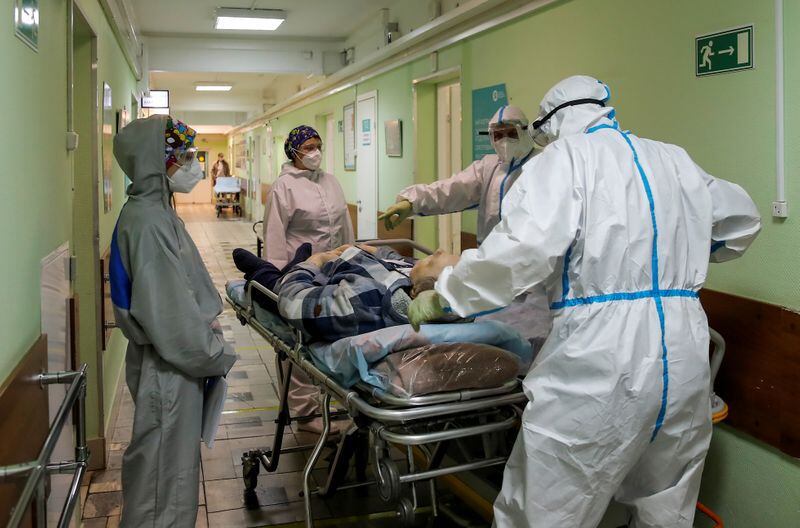 Foto de archivo de un grupo de trabajadores médicos transportando un paciente con coronavirus en un hospital.
Oct 8, 2020. REUTERS/Maxim Shemetov