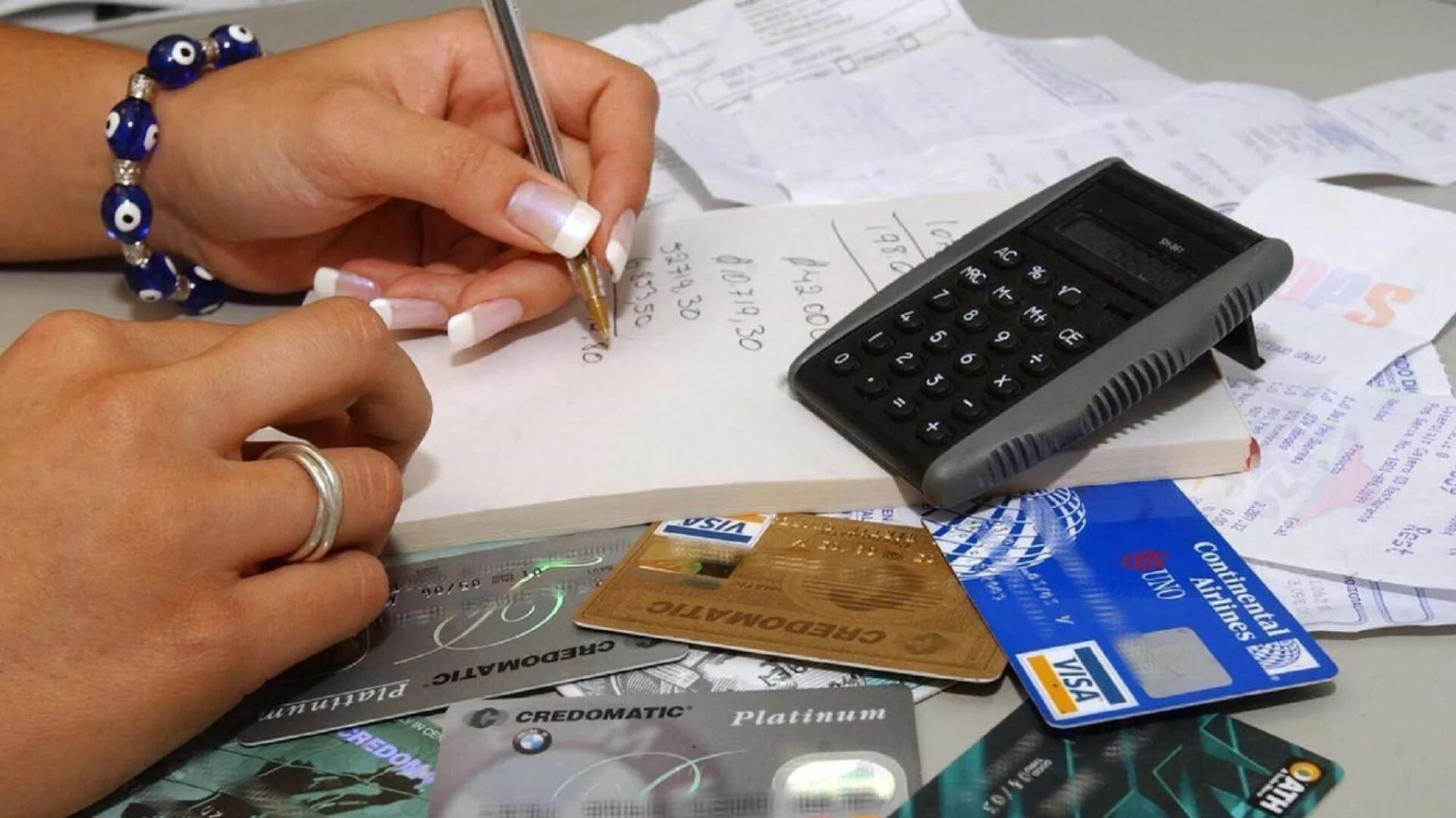 Alerta por tarjetas de crédito: financiar saldos o pagar el mínimo ya cuesta más del 100% anual por la suba de tasas