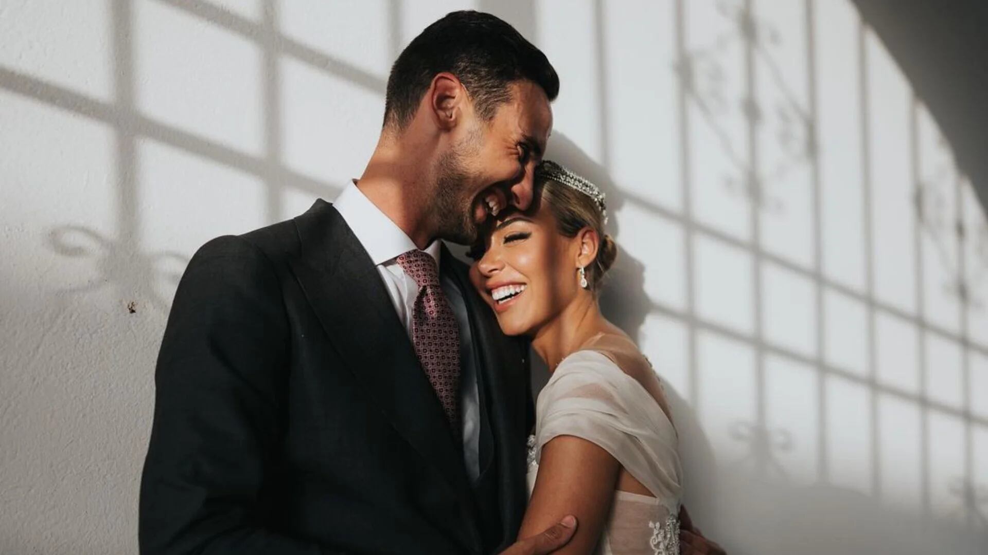 Sergio Rico y su mujer, Alba Silva, el día de su boda. Ella lo acompañó todos los días y publicó emotivos mensajes en sus redes sociales (Instagram Alba Silva)