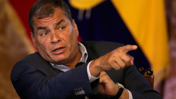 La fiscalía acusa al izquierdista Correa de liderar una “estructura jerárquica” para captar fondos de empresas contratistas del Estado por más de 7,5 millones de dólares (AP)