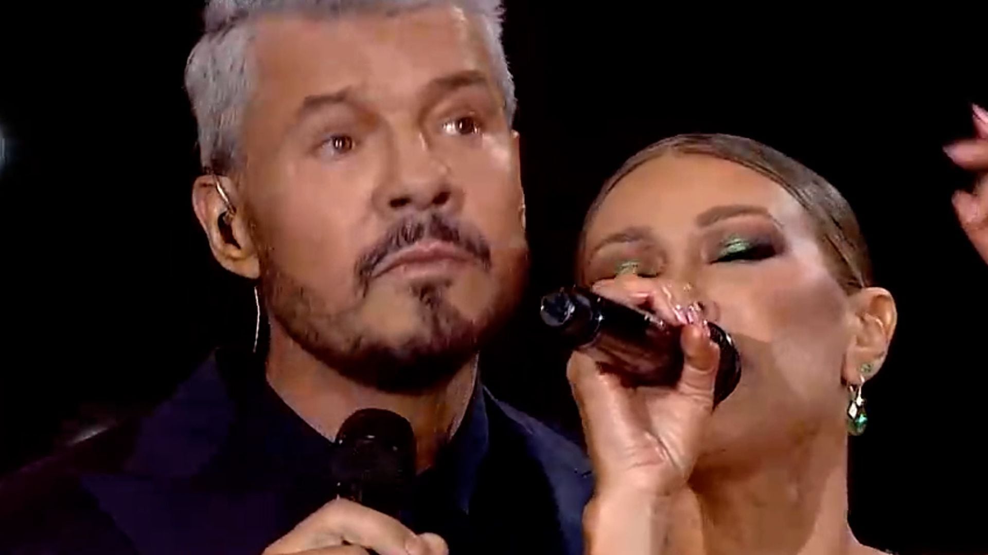 Coki Ramírez le cantó canciones románticas a Marcelo Tinelli en su debut en Bailando 2023 (Bailando 2023, América)