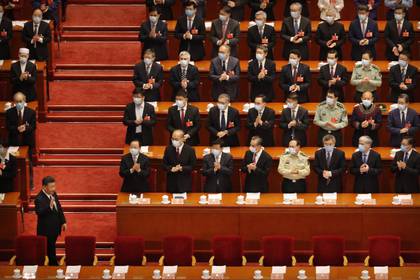 El presidente de China, Xi Jinping (izquierda), gesticula a su llegada a la sesión inaugural de la Conferencia Consultiva Política del Pueblo Chino, en el Gran Salón del Pueblo, en Beijing, el 21 de mayo de 2020. (AP Foto/Andy Wong, Pool)