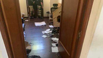 Los activistas destrozaron varias dependencias oficiales además del despacho del gobernador 