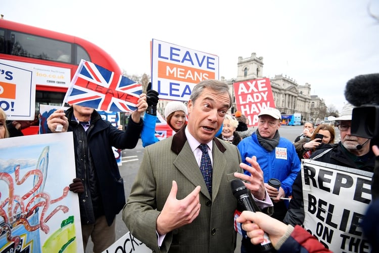 El ex líder del UKIP y promotor del Brexit, Nigel Farage, habla en enero con los medios rodeado de defensores de la salida del Reino Unido de la UE  (Reuters)