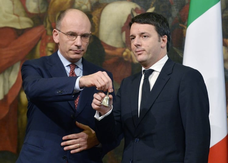 Los ex primeros ministros Enrico Letta (izq.) y Matteo Renzi (der.)