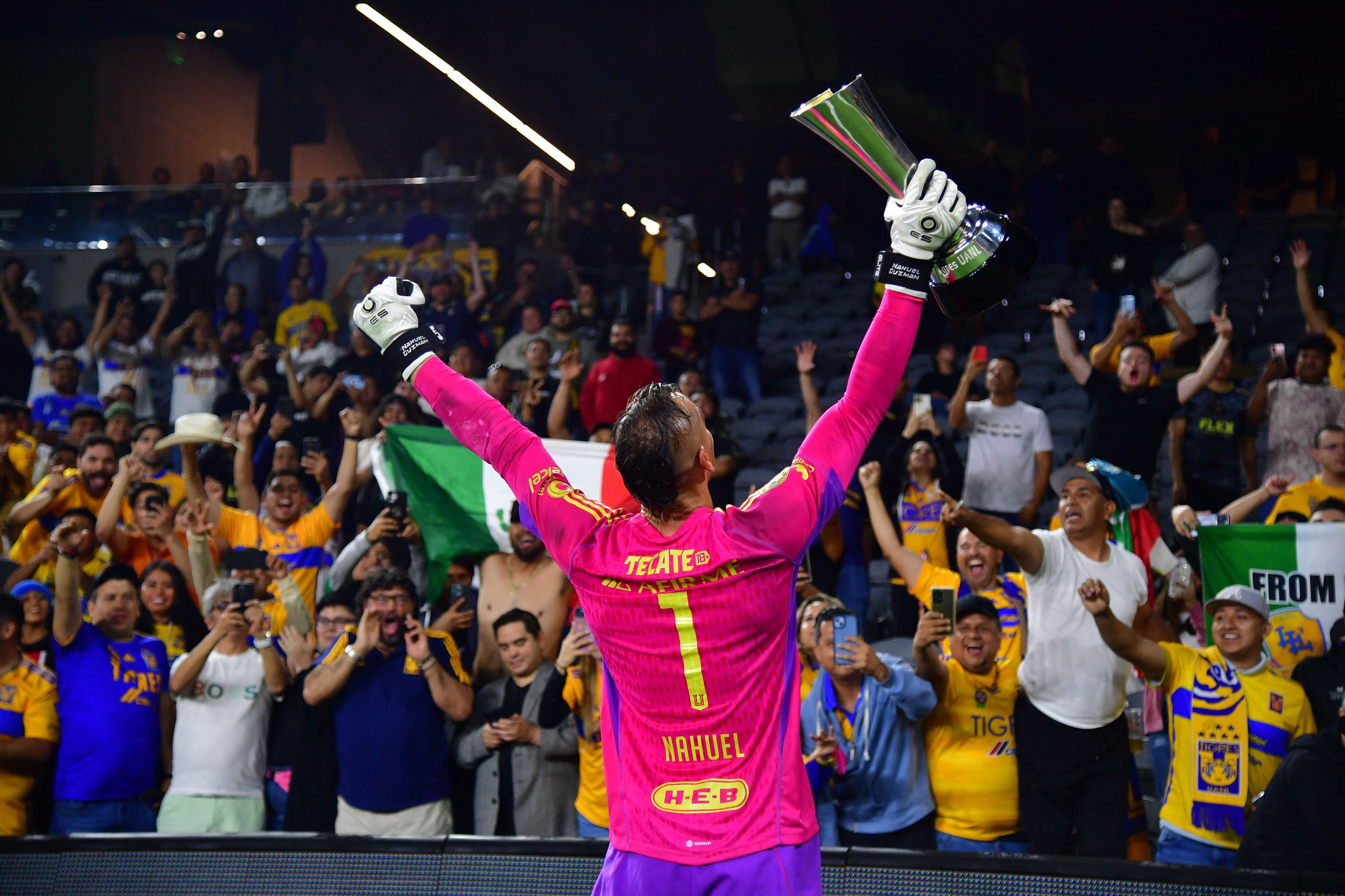 Nahuel Guzmán celebró el nuevo título  Mandatory Credit: Gary A. Vasquez-USA TODAY Sports