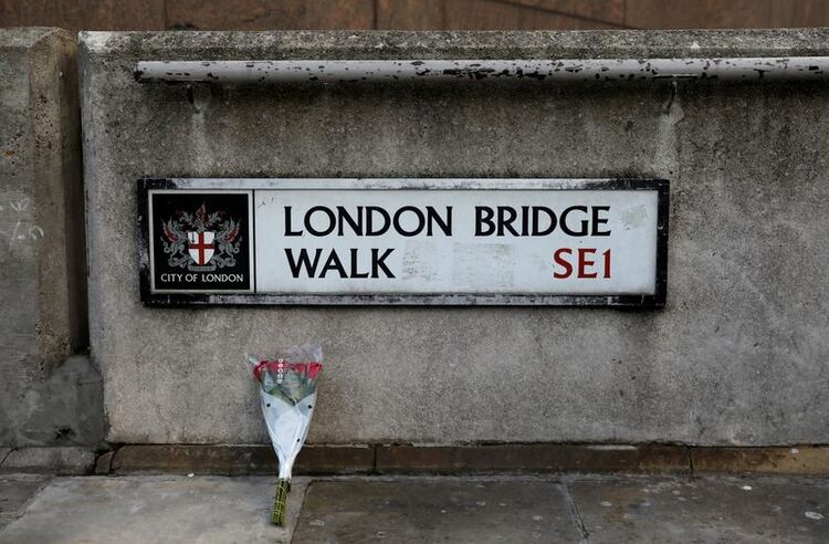Flores para las víctimas en el lugar de un apuñalamiento en el Puente de Londres, ocurrido el viernes (REUTERS/Simon Dawson)