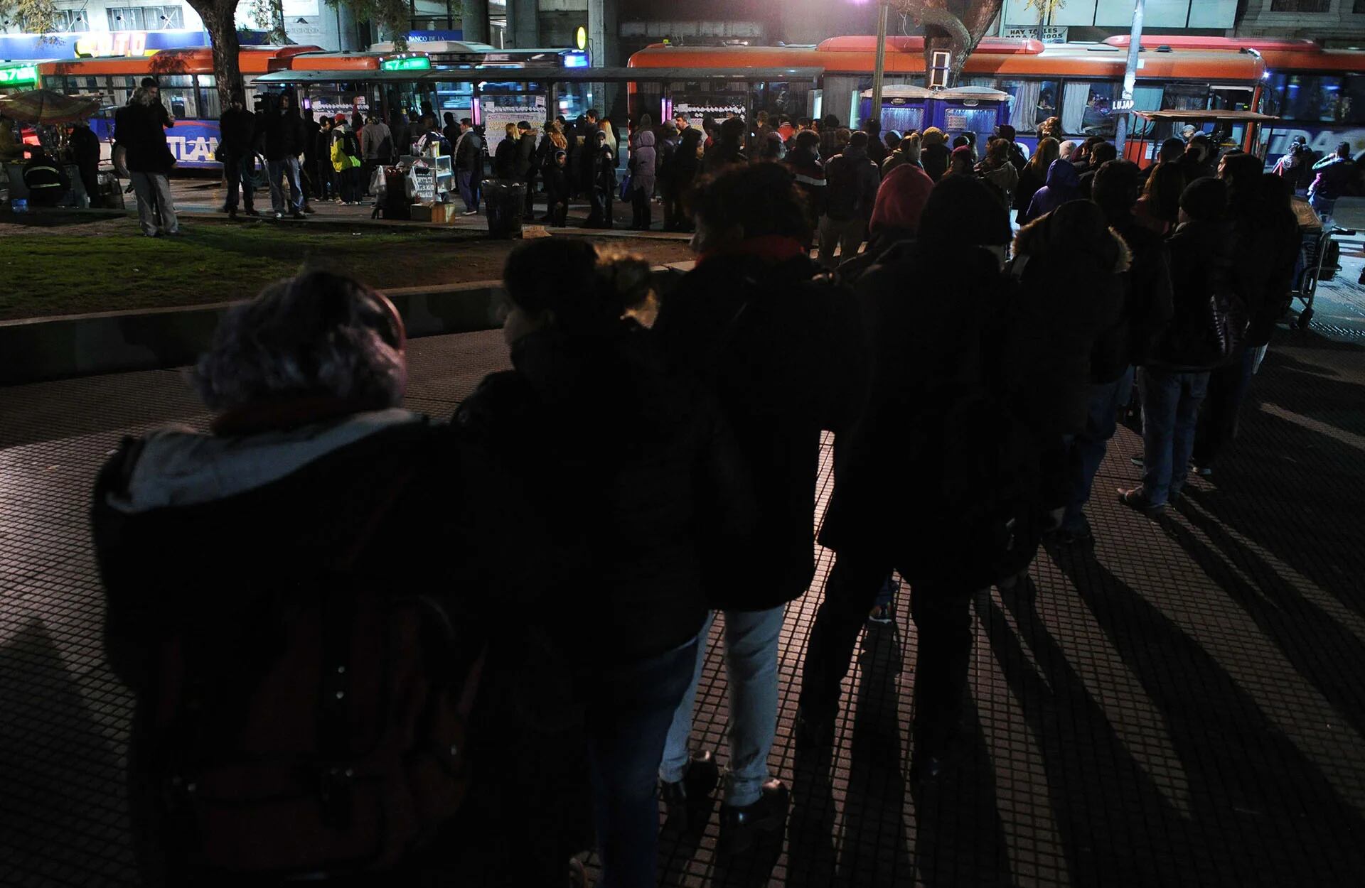En algunos casos, los pasajeros deben esperar hasta una hora para subirse a un colectivo (Télam)