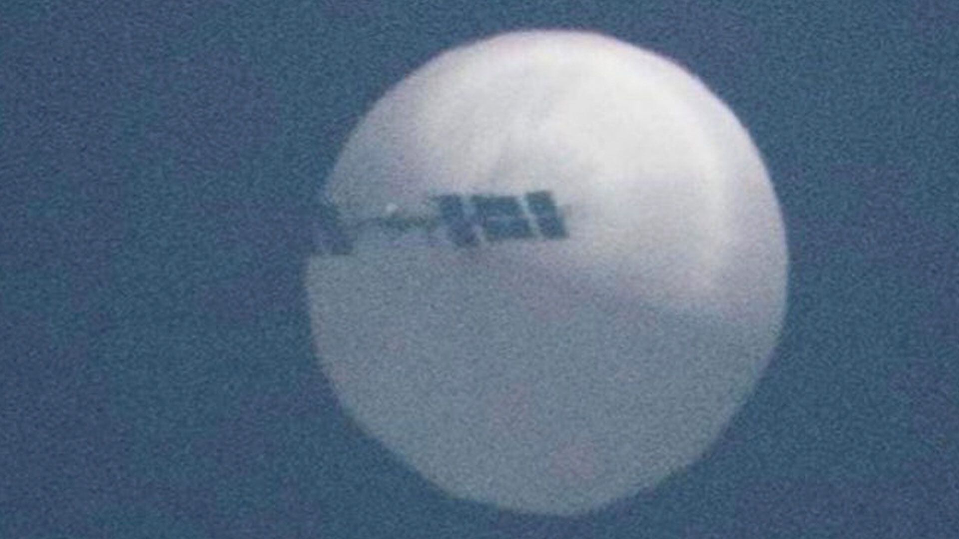 Un globo aerostático chino del tamaño de tres autobuses sobrevuela el noroeste de Estados Unidos. Beijing asegura que es sólo está monitoreando el clima y que fue empujado hacia allí por el viento. (KSVI-TV)