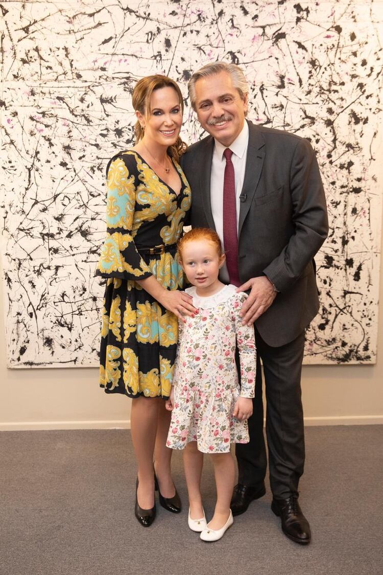 Natalia Denegri y su hija Nicole junto a Alberto Fernández