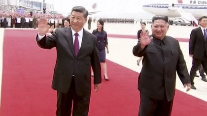 El presidente chino Xi Jinping y el dictador norcoreano Kim Jong-un (CCTV via AP)