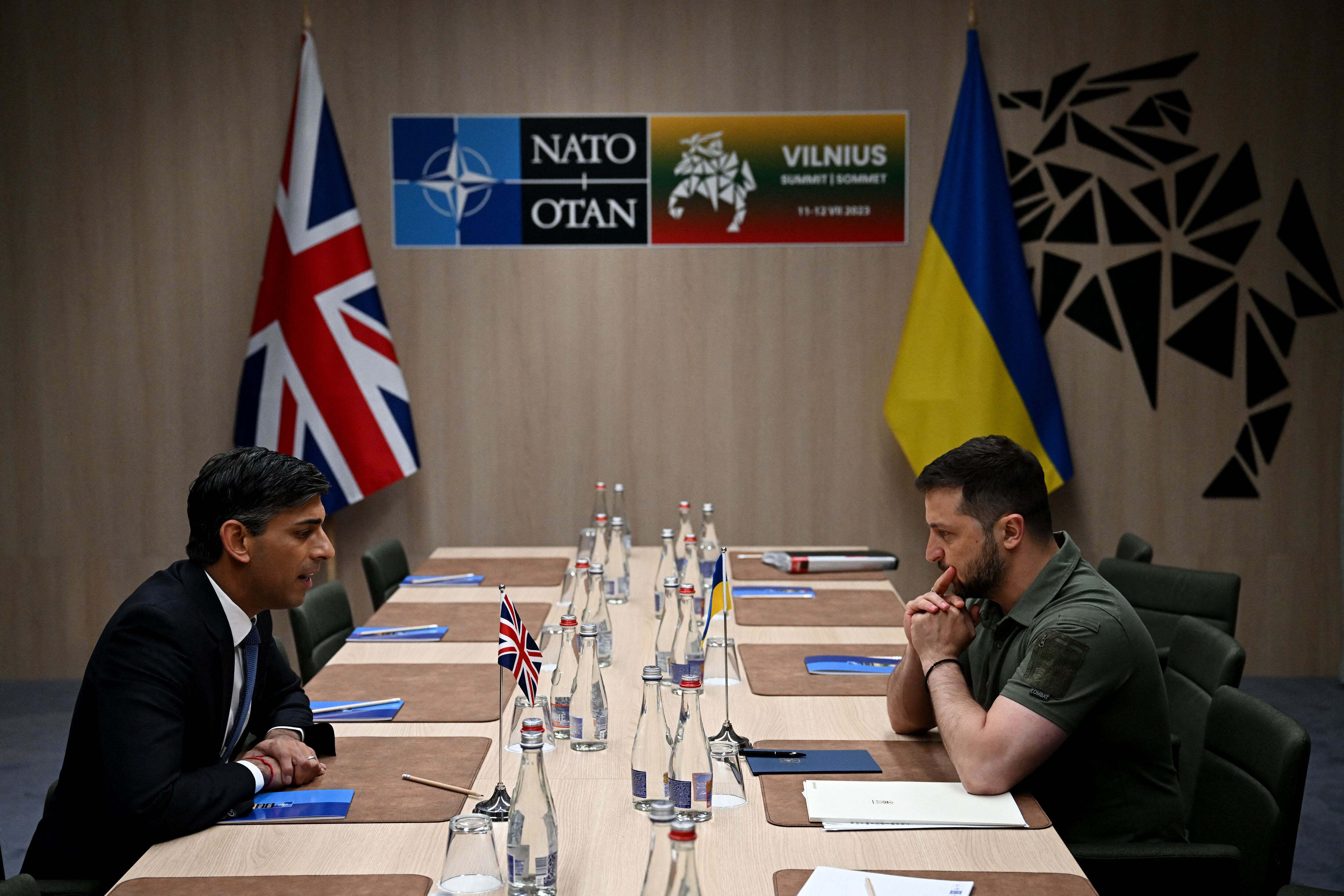 El primer ministro británico, Rishi Sunak, con el presidente de Ucrania, Volodimir Zelensky (Paul ELLIS / POOL / AFP)