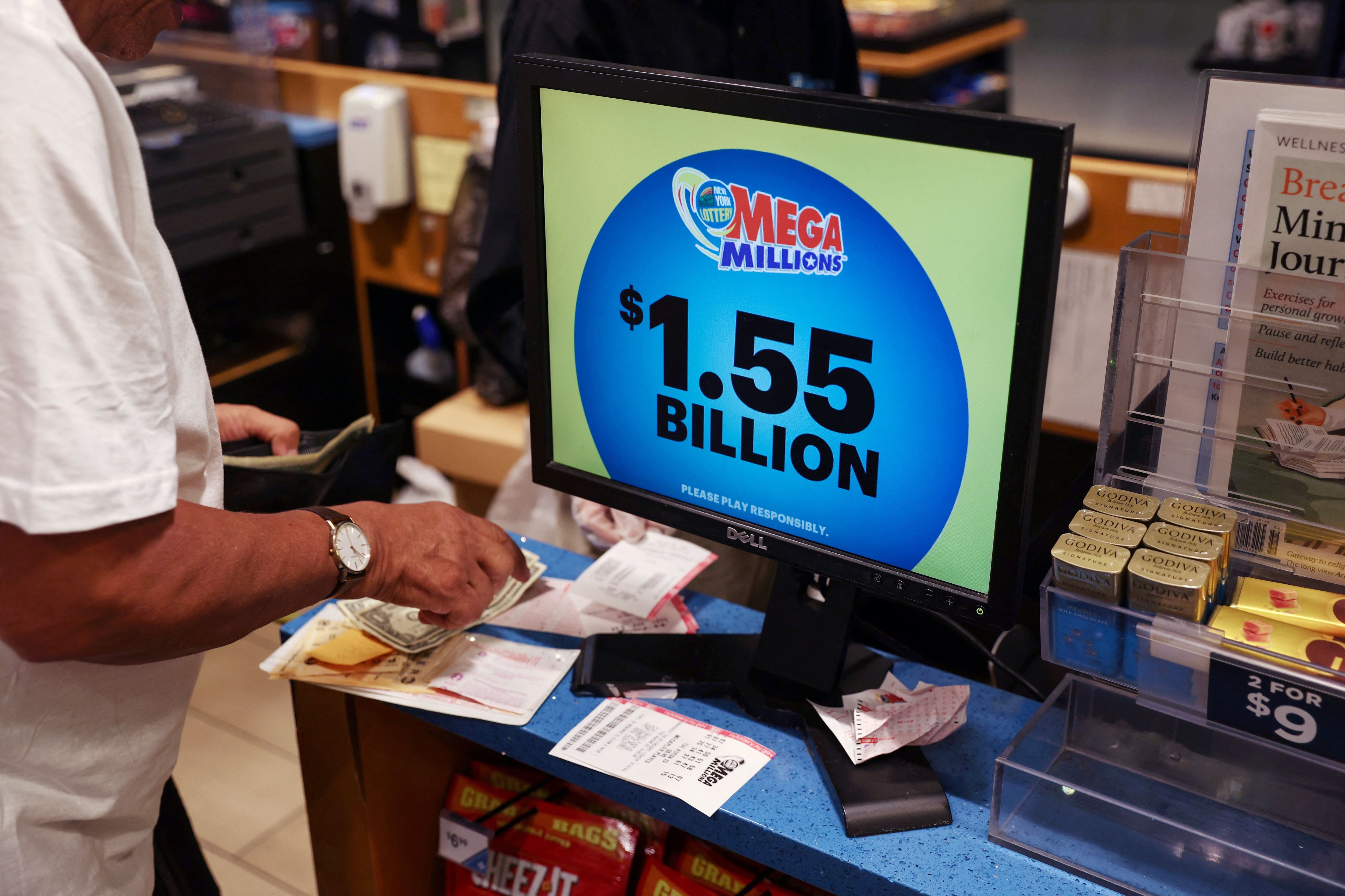 El escaparate de una tienda muestra el bote de la lotería Mega Millions de 1.550 millones de dólares en Nueva York, Estados Unidos, el 8 de agosto de 2023.  REUTERS/Shannon Stapleton