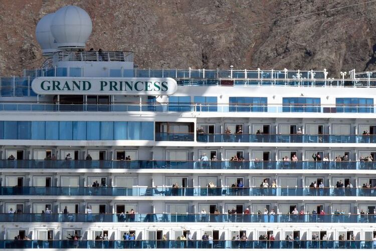 El crucero Grand Princess, con pasajeros que dieron positivo para coronavirus, pasa el puente Golden Gate en San Francisco, California, EEUU (REUTERS)