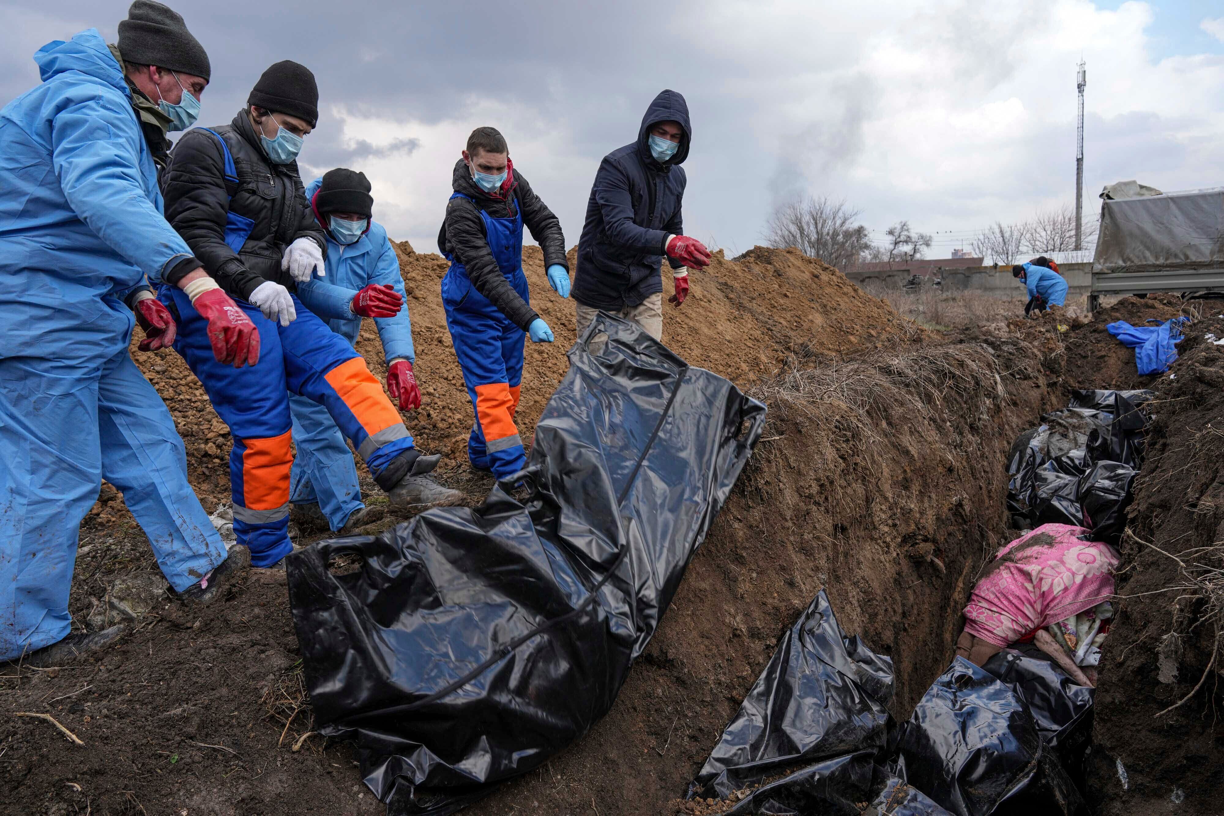 Los cadáveres son colocados en una fosa común en las afueras de Mariupol, Ucrania (AP /Evgeniy Maloletka)