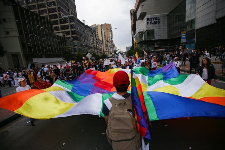 Manifestantes protestan con una bandera Wiphala en Bogotá, Colombia (REUTERS/Luisa Gonzalez)