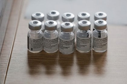 Viales de la vacuna de Pfizer-BioNTech contra el coronavirus son exhibidos durante una vacunación masiva en Ronda, España. 11 de febrero, 2021. REUTERS/Jon Nazca