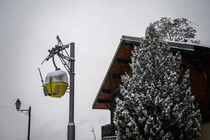 Francia cerrará sus centros de esquí y aplicará medidas para impedir a sus ciudadanos visitar ese tipo de instalaciones en Suiza debido a la pandemia del coronavirus (AFP)