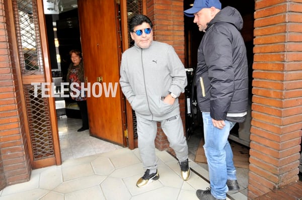 Tras aterrizar, Maradona fue a ver la casa de Villa Devoto en la que vivían sus padres (Crédito: Teleshow)