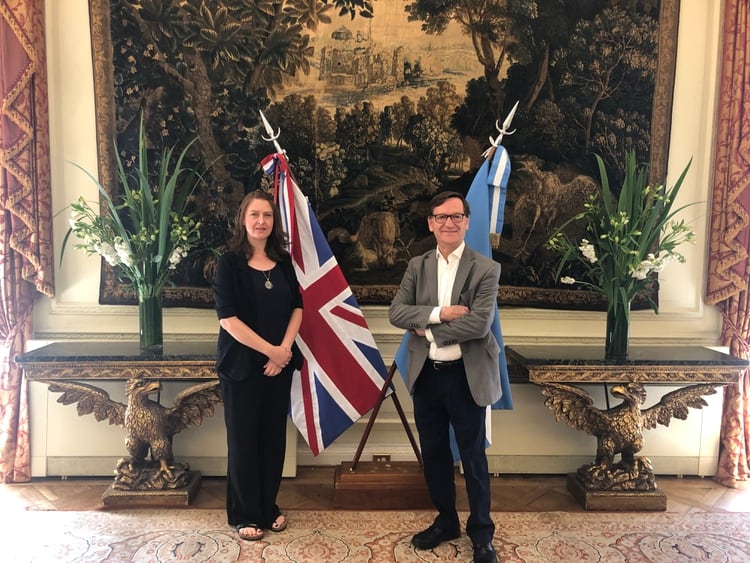 Los profesores Pip Brewer y Adrian Lister posan en la residencia del embajador de Reino Unido en Buenos Aires