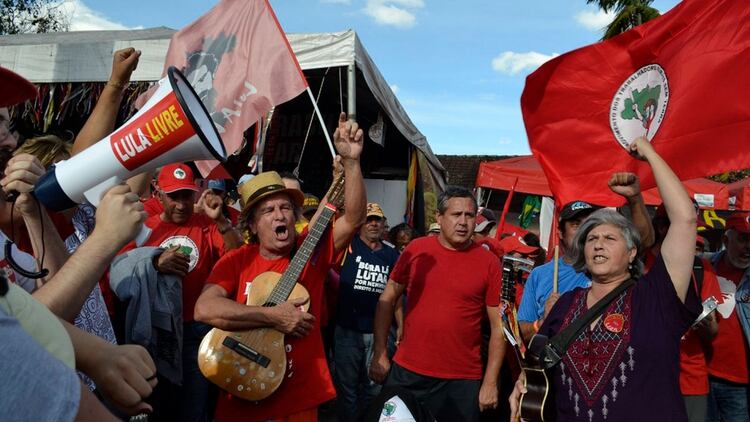 Cientos de manifestantes se reunieron en la afueras del máximo Tribunal que definirá sobre la prisión de Lula, en Curitiba